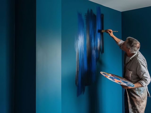 painter-is-painting-interior-wall-blue